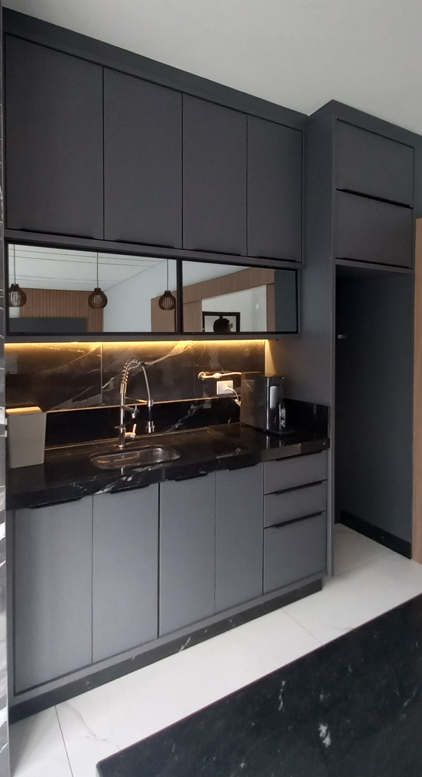Ambiente dark premium em mármore e dourado