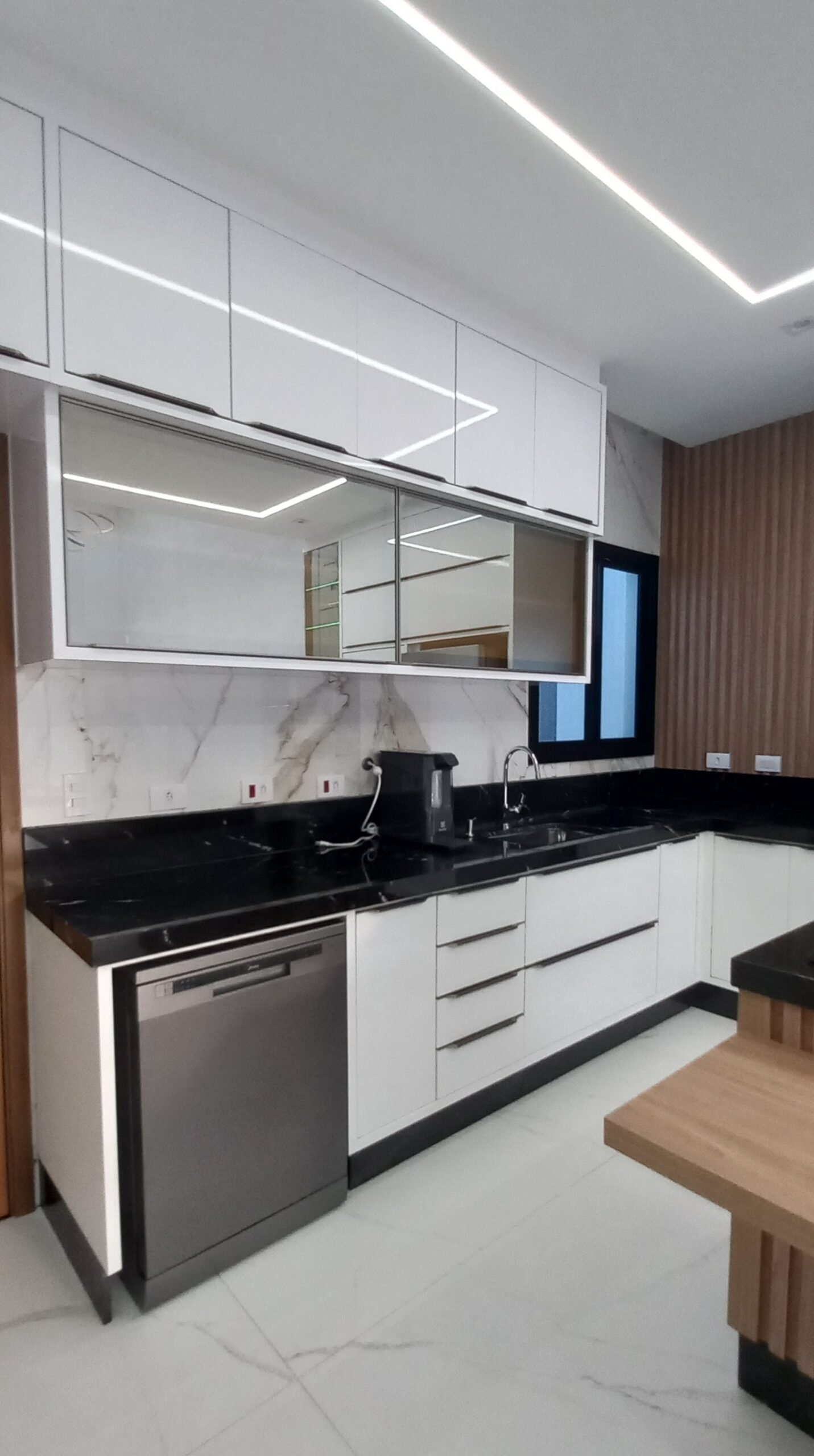 Cozinha branca com bancada de granito preto