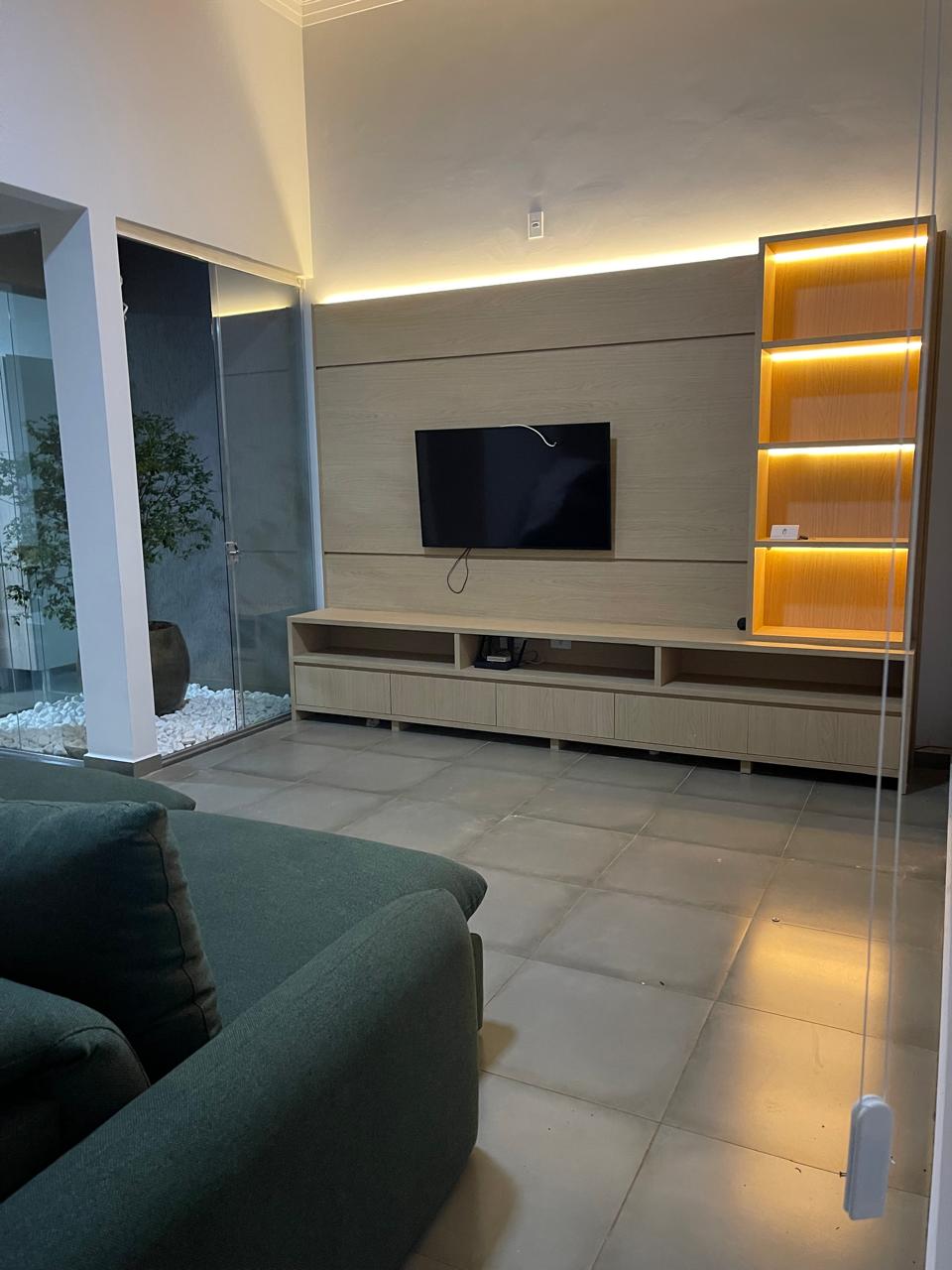 Sala com painel de madeira planejado
