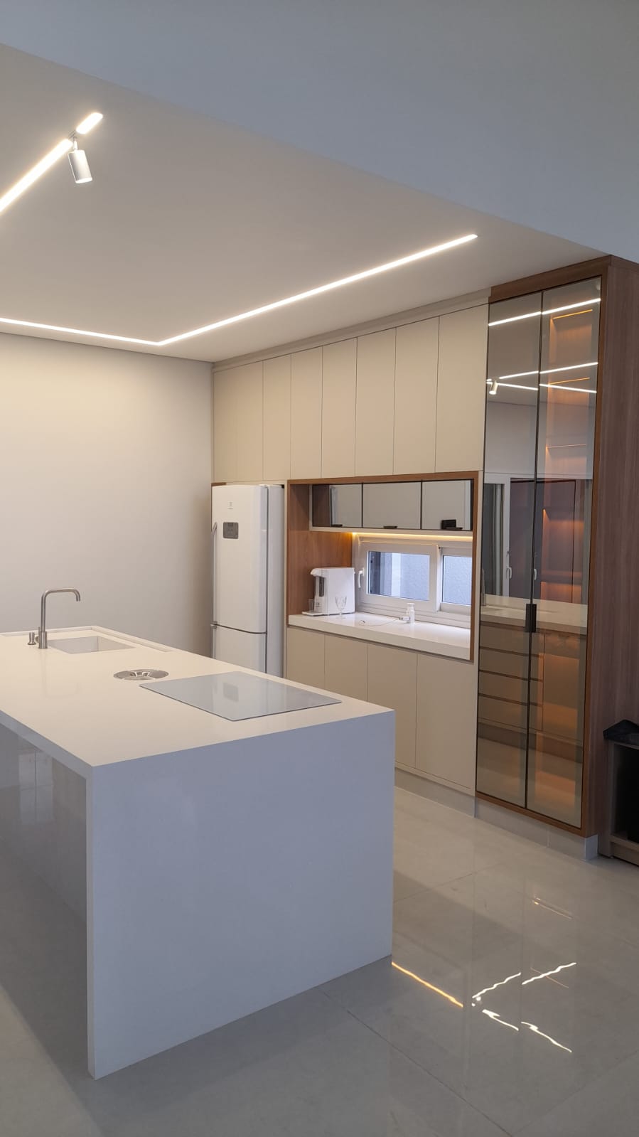 Cozinha branca minimalista com ilha planejada